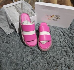 NIB Moda Vibrant Pink Sandals With Crystal Accents